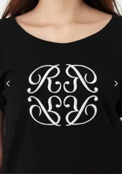 rienda エンブレム刺繍　Tシャツ　半袖　黒のサムネイル
