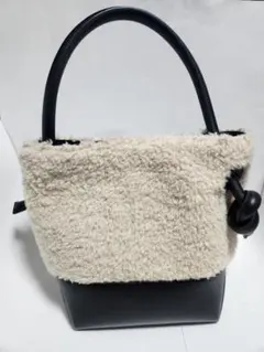 ショルダーバッグ vasic oud mini mini fur Oud Mini - Furはなだらかな曲線が光るシルエットはそのままに、ボア