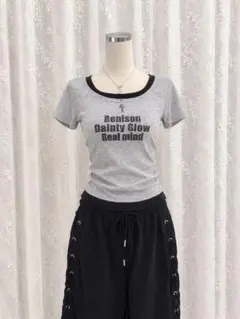 スタッズ付レイヤードリブロゴトップス