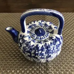 青と白の花柄陶器ポット