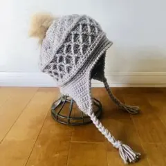 手編み　耳あて付きニット帽　カフェオレ