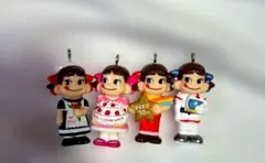 不二家 ペコちゃん 70周年記念いり ストラップ 4種セットのサムネイル