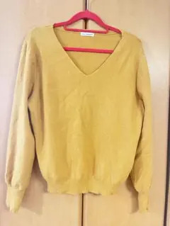 マスタード Vネックニットセーター