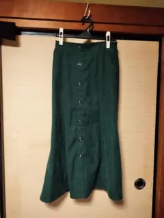 ダークグリーン ボタン付き コーデュロイロングスカート