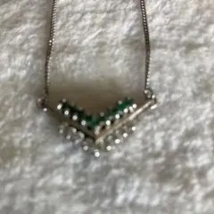V字型 緑色ストーン ネックレス