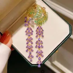 エレガントな藤のブローチ