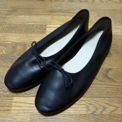 ブラックリボン付きフラットシューズ