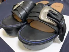 TOGA PULLA ブラック バックルサンダルのサムネイル