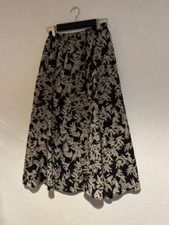 ✨AuieF アウィーエフ　フレアスカート 黒とベージュの葉柄