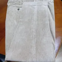 ベージュ コーデュロイスラックス ユニクロ