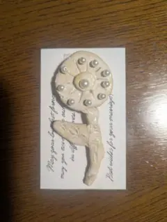 ハンドメイド 花形ブローチ クリーム色ミナペルホネン風