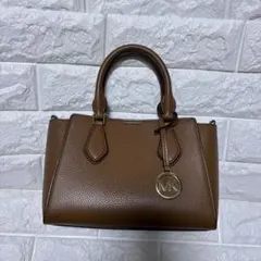 MICHAEL KORS ハンドバッグ ブラウン MKロゴチャーム付