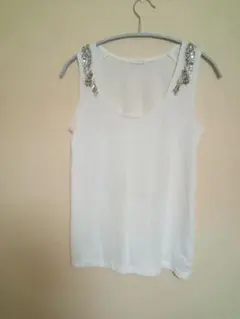 ジーユーGUタンクトップホワイトシルバービーズ付きＭ