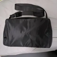ショルダーバッグ　黒　ナイロン