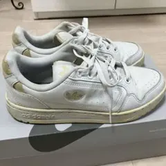 adidas ホワイトレザー スニーカー