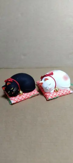 猫の置物 陶器眠り猫 黒白セット