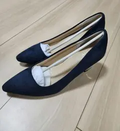 ネイビーのパンプス