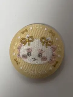 ちいかわ　刺繍缶バッジビスケット２　シーサー　リボン
