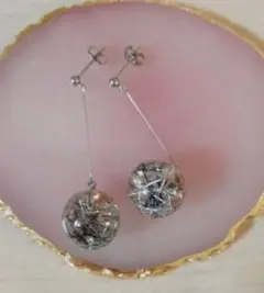 シルバーラメ入りボール型ロングピアス