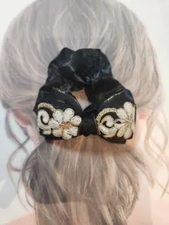 大きめサイズ　インド刺繍リボンシュシュ　ブラック