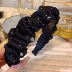 サテン ブラック ヘアバンド ビジュー付き