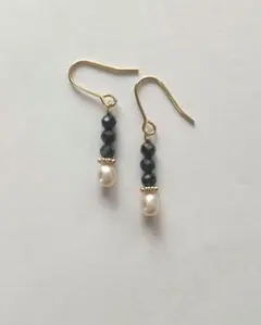 ブラックスピネルと淡水パールのピアス/樹脂フック/サージカルステンレス