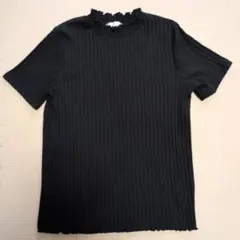 リブ編みフリル襟ブラックTシャツ