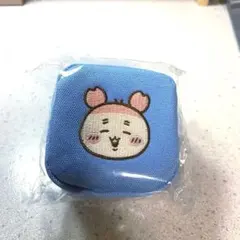 ちいかわ カニちゃん　古本屋　カラビナつき刺繍スクエアミニポーチ