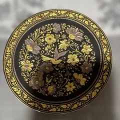 花と鳥の模様皿のインテリア