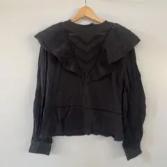 フリル付きブラック長袖ブラウス