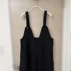 黒いVネックサロペット