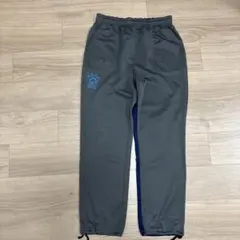 グレー ジャージパンツ ロゴ刺繍付き　ケルメ