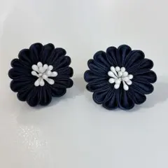 ANEMONE ツマミ細工イヤリング　和風　ネイビーのサムネイル