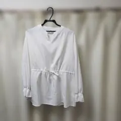 ホワイト Vネック シャツ ウエストリボン付き