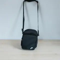 【極美品】NIKE ナイキ ヘリテージ クロスボディバッグ ショルダーバッグ 黒のサムネイル