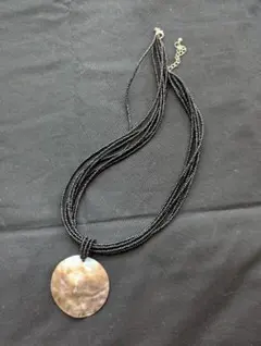 黒いビーズと貝の多層ネックレス