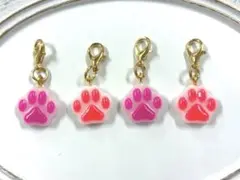 肉球　チャーム　蓄光