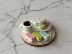 ［カラフルクッキーサンド＆コーヒーセット］ミニチュアスイーツ　フェイクスイーツ