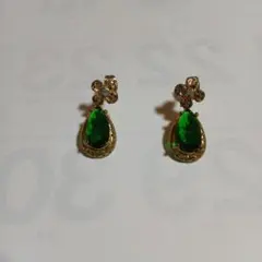 エメラルドグリーン色ドロップピアス