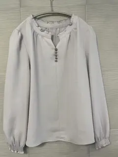 プロポーションボディドレッシング フリル付き薄いグレー長袖ブラウス