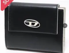 黒いレザー三つ折り財布 シルバーのロゴ付き