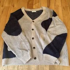 ベージュと黒のカーディガン