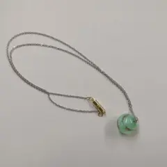 エメラルドグリーンのとんぼ玉のペンダント