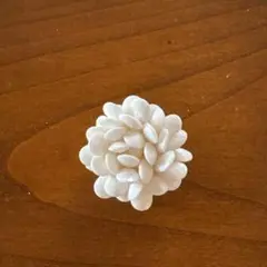 ホワイト 花形 ブローチ　コサージュ