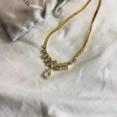 エレガントなゴールドクリスタルネックレス