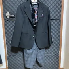 黒いフォーマルスーツ チェック柄パンツとネクタイ付き　サムライブルー　130cm