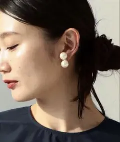 Demi-Luxe BEAMS / ダブルパール イヤリングのサムネイル