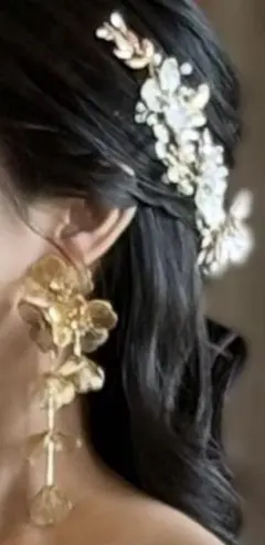 ゴールドのお花モチーフ ヘアアクセサリーとピアスのセット