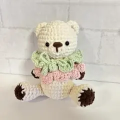 編みぐるみ　春カラーの襟をつけたくまさん