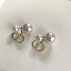チャーム付き　ダブルパールピアス